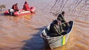 Bombeiros fazem buscas por balseiro desaparecido após naufrágio na balsa do rio Uruguai