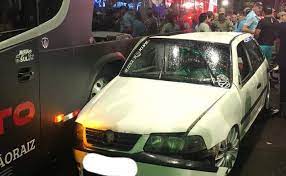 Motorista bate carro em ônibus dos Atuais em Carazinho