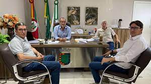 Prefeito de Tenente Portela recebe o novo presidente da Amuceleiro