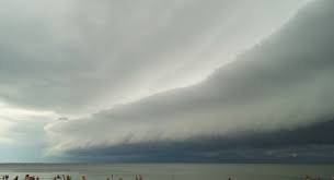 Frente fria, que provocou temporais no Uruguai, ingressa no RS após calor de 40°C