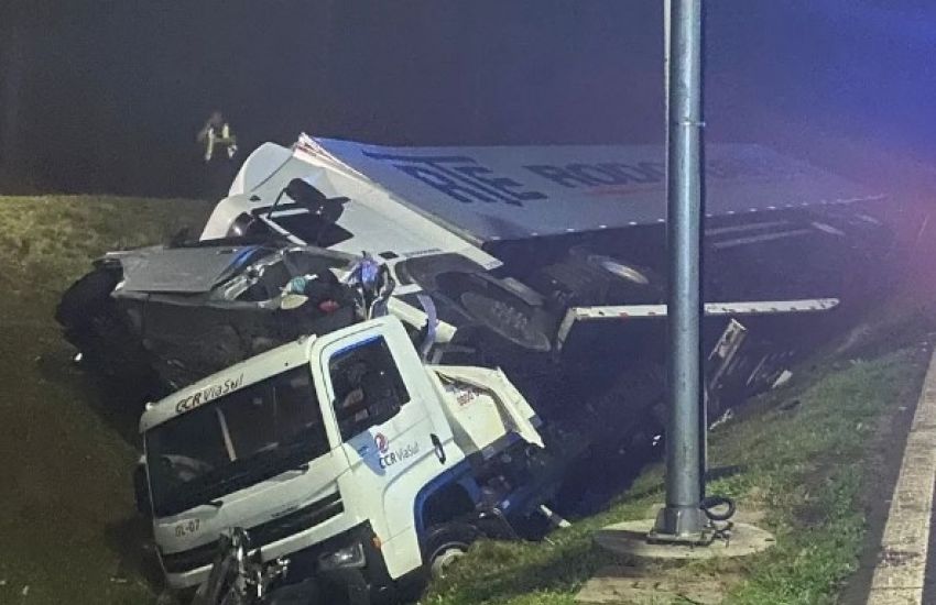 Duas pessoas morrem após carreta atingir carro com pane mecânica no acostamento da BR290 em Gravataí