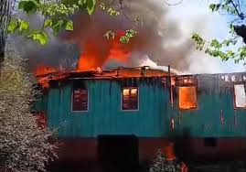 Casa onde residia mulher e criança de 3 anos é destruída por incêndio em Três Passos