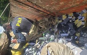 Caminhão, placas de Três Passos, é apreendido na BR-386 com 114 mil maços de cigarros