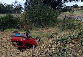 Motorista fica ferida após capotamento na ERS-207, na entrada de Crissiumal