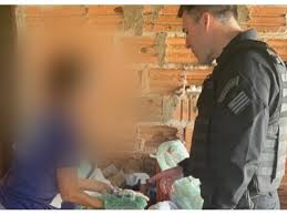 Mulher é presa após jogar soda cáustica no pênis do marido ao descobrir traição