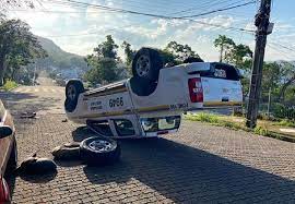 Viatura da Brigada Militar se envolve em acidente e capota no RS