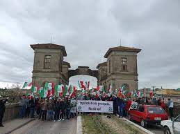 Produtores de leite fecham ponte internacional em Jaguarão para cobrar ações do governo federal