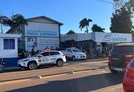 Motociclista desrespeita faixa de segurança e causa incidente em frente à escola em Três Passos