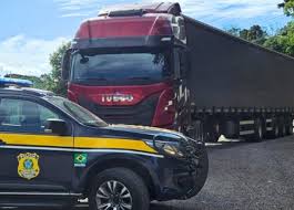 PRF apreende caminhão de Boa Vista do Buricá com 205 multas vencidas na BR-470, no RS