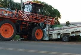 Acidente entre máquina agrícola e camionete é registrado na ERS-207, em Crissiumal