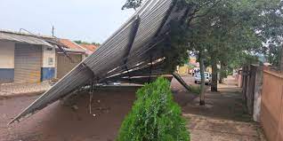 Onda de tempestades de vários dias no Sul do Brasil começa com morte e estragos